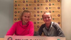 Barbora Krejčíková (vpravo) a Kateřina Siniaková se na Roland Garros dostaly až do semifinále čtyřhry