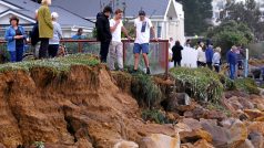 Velké vlny zasahují pozemky na pobřeží Collaroy Beach v Sydney