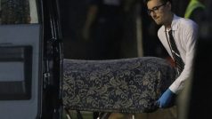 Převoz jedné z obětí masakru v orlandském gay klubu