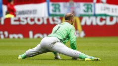 Gábor Király ve svých tradičních teplácích udržel v úterním zápase mistrovství Evropy ve fotbale nulu proti Rakousku