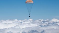 Z ISS se na Zemi vrátila trojice astronautů. Přistáli v kazašské stepi
