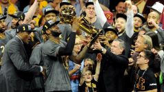 LeBron James s pohárem pro šampiony NBA