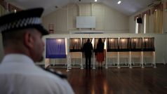 Předseda gibraltarské vlády Fabian Picardo s manželkou si před hlasováním o setrvání Británie v EU připravují volební lístky