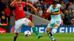 Belgičan Eden Hazard (vpravo) střílí na bránu Maďarska v dnešním osmifinálovém duelu