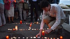 Světla na památku Milady Horákové zapálili lidé před soumrakem na pražské Kampě