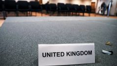 Vizitka Velké Británie uvnitř prázdné místnosti pro tiskové konference Británie na summitu EU v Bruselu