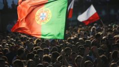 Fanoušci vyzdvihují portugalskou vlajku