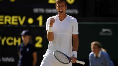 Tenista Tomáš Berdych slaví během zápasu s Jiřím Veselým