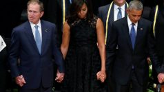 Bývalý americký prezident George W. Bush, první dáma Michellle Obamová a úřadující prezident USA Barack Obama na pietní akci v Dallasu, jejíž účastníci uctili vraždu pěti policistů