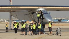 Přistání Solar Impulse 2 v Káhiře. Na snímku letoun krátce po přistání