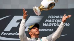 Britský pilot Lewis Hamilton si připsal rekordní páté vítězství v Maďarsku