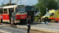 Tramvaj se u pražské Invalidovny srazila s nákladním autem, na místě je několik zraněných