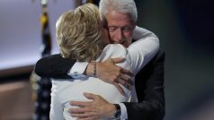 Manželé Clintonovi na sjezdu demokratů ve Filadelfii