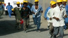 Migranti ve Spojených arabských emirátech při stavbě Burj Dubai