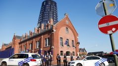 Policisté hlídkují před policejním ředitelstvím v belgickém Charleroi