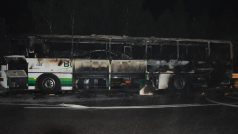 Na dálnici D10 u Mnichova Hradiště shořel autobus
