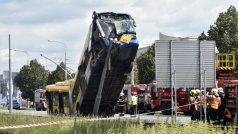 V Otrokovicích na Zlínsku havaroval trolejbus, najel na sloup trakčního vedení