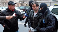 Hacker Marcel Lazar Lehel, známý jako Guccifer, v poutech po svém zatčení rumunskou policiíí