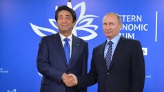 Ruský prezident Vladimír Putin se na Východním ekonomickém fóru ve Vladivostoku setkal s japonským premiérem Šinzó Abem