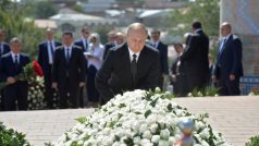 Vladimir Putin přiletěl do uzbeckého Samarkandu, kde uctil památku zesnulého prezidenta Islama Karimova