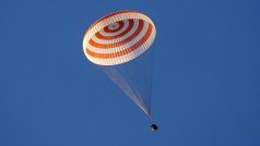 Modul vesmírné lodi Sojuz TMA-20M s ruskými kosmonauty Alexejem Ovčininem a Olegem Skripočkou a americkým astronautem Jeffreym Williamsem přistál v Kazachstánu