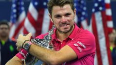 Vítěz Stan Wawrinka si pevně drží tvrdě vybojovanou trofej