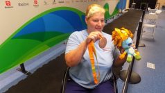 Plavkyně Běla Třebínová s paralympijskou medailí