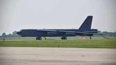 Bombardér B-52 přistál na mošnovském letišti