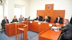 Soud fyzika Ivana Ošťádala a Univerzity Karlovy s prezidentem Milošem Zemanem