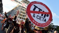 Tisíce lidí v Bruselu demonstrovaly proti uzavření obchodních dohod CETA a TTIP (snímek z 20. září)