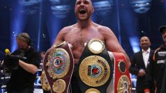 Britský boxer Tyson Fury po svém listopadovém vrcholu v německém Düsseldorfu zažívá těžký pád