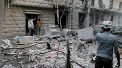 Pátrání v sutinách domu zničeného nálety (východní Aleppo, 18. října).