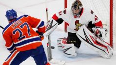Gólman Ottawy Anderson během zápasu proti Edmontonu