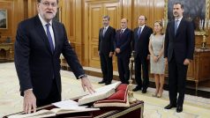 Španělský premiér Mariano Rajoy skládá v královském paláci přísahu.