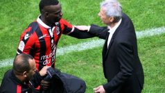 Mario Balotelli v rozhovoru s koučem Nice Lucienem Favrem