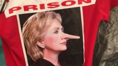 Na nejprodávanějším tričku v obchůdku s &quot;trumpovskými&quot; suvenýry v americkém Tennessee je nápis &quot;Hillary do vězení&quot;