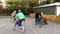 Bike polo hraje asi 20 Čechů