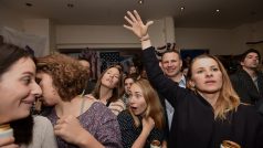 Úsměvy postupem noci zmizely a radostný jásot utichl