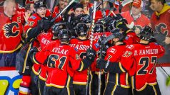 Spoluhráči z Calgary se radují s Michaelem Frolíkem z vítězné trefy