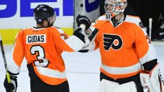 Obránce Radko Gudas a gólman Steven Mason slaví výhru Flyers