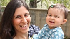 Nazanin Zaghariová-Ratcliffeová s dcerou Gabrielou. Nedatovaný snímek zveřejnila kampaň Free Nazanin (Osvoboďte Nazanin).