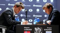 Nor Magnus Carlsen obhajuje titul mistra světa proti Rusovi Sergeji Karjakinovi