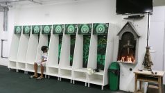 Hráč týmu Chapecoense mladší 15 let sedí v šatně fotbalového týmu ve městě Chapecó