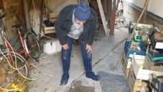 Jaroslav Foltýn stojí nad studnou s kontaminovanou vodou