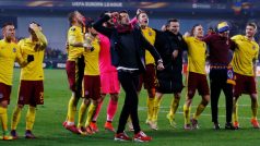 Fotbalisté Sparty Praha s trenérem Davidem Holoubkem