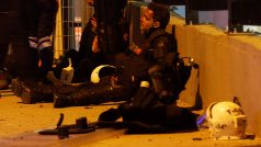 Zranění policisté. Většinu obětí sobotního atentátu tvořili právě oni.