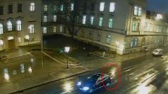 Záběr z dvojnásobné nehody před Strakovou akademií