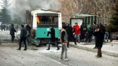 Při výbuchu autobusu zemřelo třináct lidí a pětadvacet jich je zraněno. (ilustrační foto)