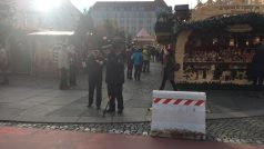 Vánoce v Drážďanech. Přibyly betonové zátarasy a policisté se samopaly, lidé na trhy chodí dál
