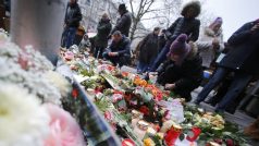 Lidé pokládají květiny a svíčky nedaleko místa neštěstí v Berlíně